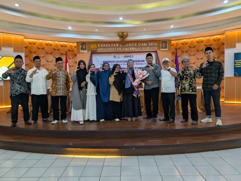 Mahasiswa PJJ PAI UINSSC Cirebon menyaksikan ujian terbuka doktor Nurhannah Widianti di Pascasarjana UNNES Semarang sekaligus mengikuti kegiatan monitoring mahasiswa wilayah Jawa Tengah.
