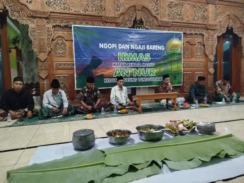 Ketua Ranting NU Tunggulsari, pemdes, dan pengurus IRMAS An Nur menghadiri kegiatan khataman ngaji dan ngopi bareng di Masjid An Nur Tunggulsari.