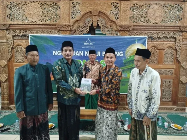 Arif Setiawan memberikan buku biografi Panji Witono secara simbolis kepada Ketua Ranting NU Tunggulsari