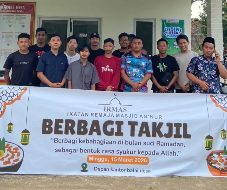 Pemuda IRMAS An Nur membagikan paket takjil kepada pengguna jalan di Perempatan Kwangen depan Balai Desa Tunggulsari pada bulan Ramadan.