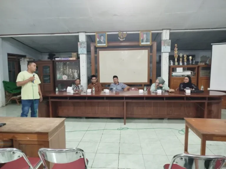 Pertemuan reorganisasi Karang Taruna Desa Tunggulsari yang diikuti perwakilan pemuda dari sembilan RW di balai desa.