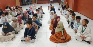Peserta menyimak dengan penuh perhatian saat sesi penyampaian materi Pesantren Ramadan.