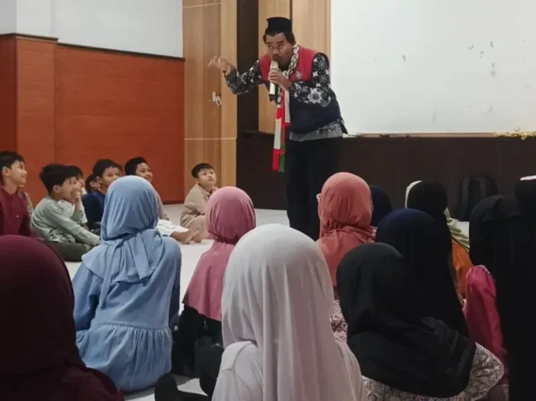 Murid kelas I SD Muhammadiyah PK Solo mengikuti kegiatan Pesantren Ramadan dengan suasana ceria dan penuh semangat.