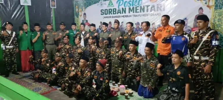 Rombongan GP Ansor Kendal saat meninjau posko mudik Banser untuk memastikan kesiapan layanan bagi pemudik.