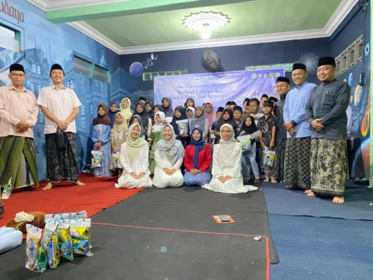 Kegiatan buka puasa dan santunan anak yatim oleh Pelataran Sastra Kaliwungu bersama puluhan anak yatim di Madrasah Budaya Kaliwungu