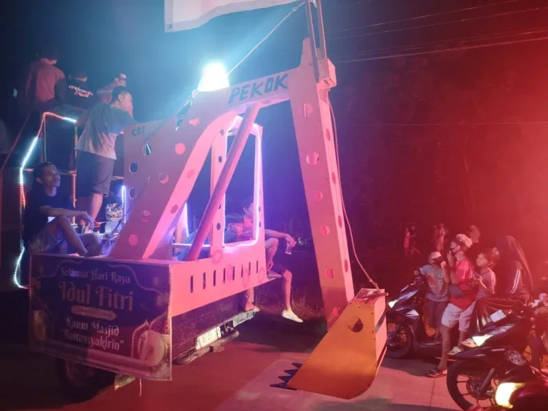 Warga Desa Tunggulsari menampilkan miniatur ekskavator saat takbiran sebagai simbol protes terhadap galian C dalam momen Idul Fitri.