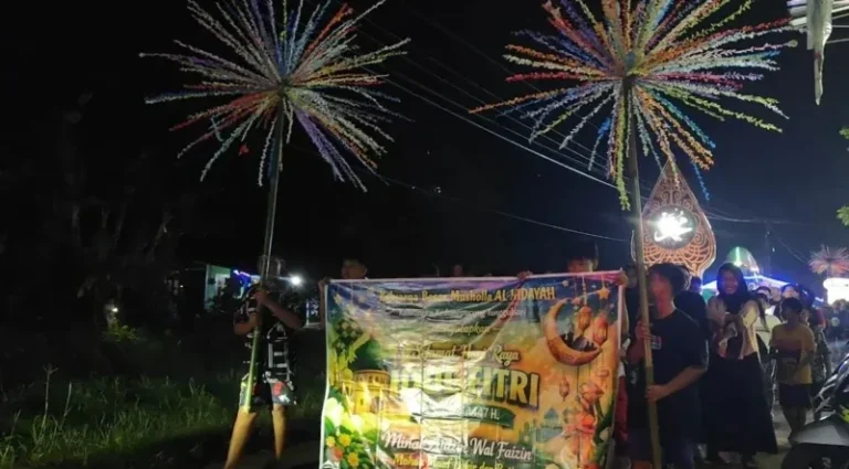 Warga Desa Tunggulsari mengikuti pawai takbir keliling dengan membawa pengeras suara dan hiasan kendaraan saat menyambut Idul Fitri dalam suasana meriah dan penuh kebersamaan.