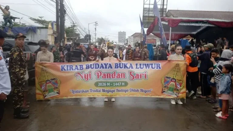 Bupati Dyah Kartika Permanasari membuka kirab budaya Nyai Pandansari di RTH Boja bersama warga dan peserta kirab dalam rangka Syawalan dan Merti Desa Boja.