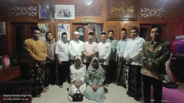 Pengurus Lakpesdam PCNU Kendal bersama Ketua PCNU Kendal, KH M. Mustamsikin, berfoto bersama usai silaturahmi Syawalan