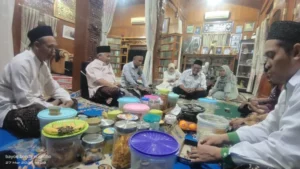 Pengurus Lakpesdam PCNU Kendal saat silaturahmi Syawalan dengan Ketua PCNU Kendal membahas pelaksanaan PD PKPNU gelombang 2 di Kendal.