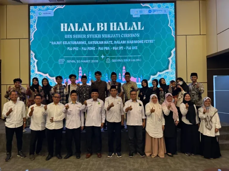 Mahasiswa PJJ UIN SSC Cirebon bersama jajaran pimpinan kampus berfoto bersama usai kegiatan Halal Bihalal dan silaturahmi di Gedung Siber, Senin (30/3/2026).