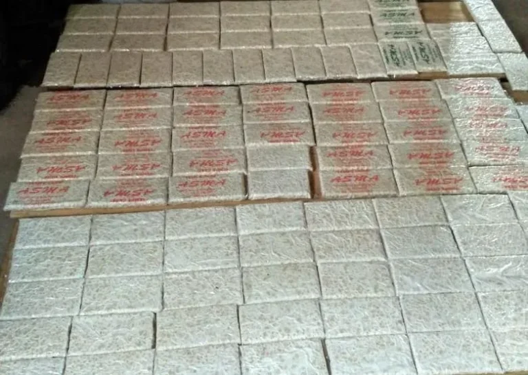 Tempe yang dibungkus plastik sebagai wadah fermentasi oleh pengusaha tempe di Kendal.