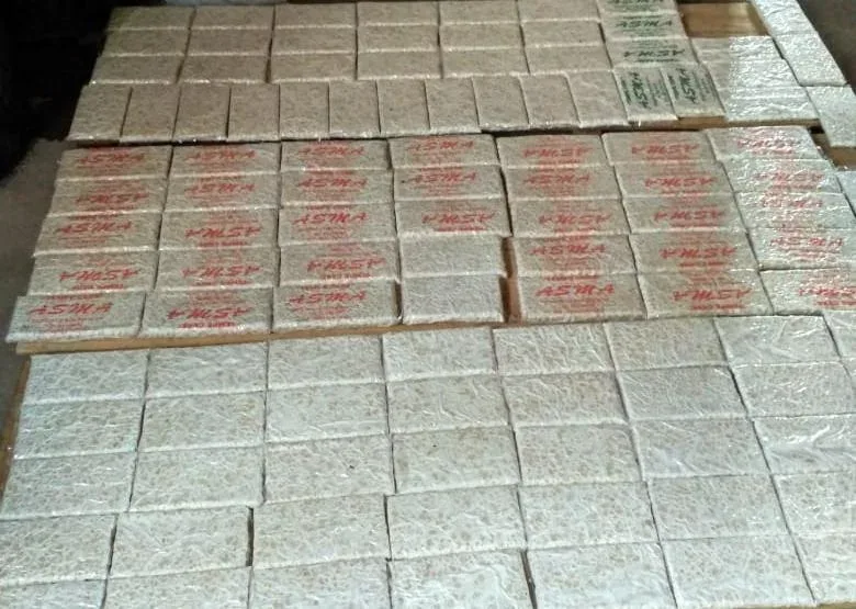 Tempe yang dibungkus plastik sebagai wadah fermentasi oleh pengusaha tempe di Kendal.