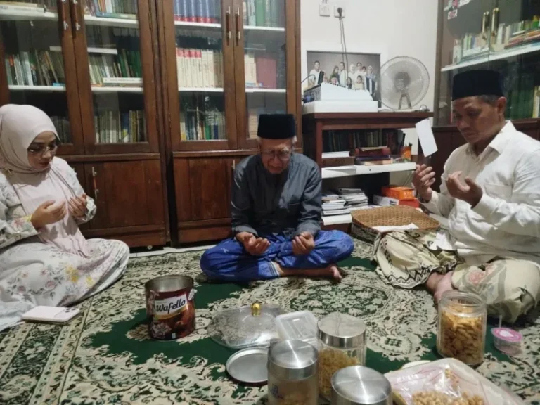KH Asro’i Tohir memberikan wejangan kepada kader PPP Kendal dalam silaturahmi Idulfitri, menekankan pentingnya sikap kritis terhadap kebijakan pemerintah daerah.