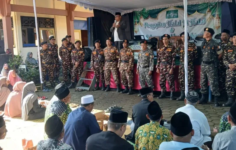 Ratusan nahdliyin menghadiri kegiatan halal bihalal MWC NU Singorojo di halaman SMA Negeri 1 Singorojo dalam suasana penuh kebersamaan.