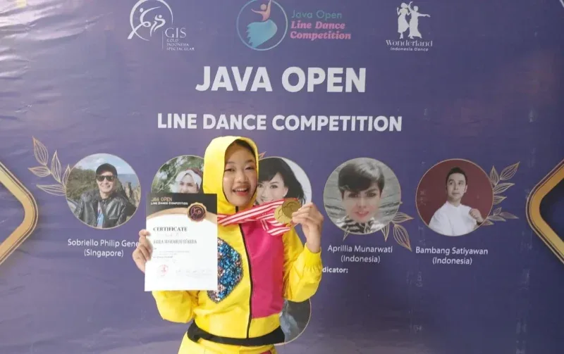 Amira Nugraheni Syahida menerima medali penghargaan usai meraih dua emas di ajang Java Open Line Dance 2026.
