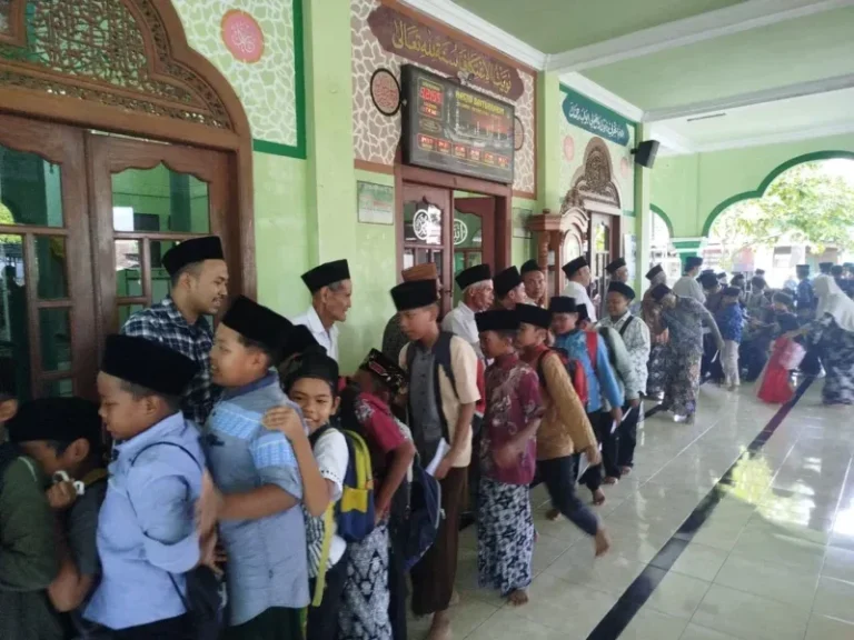 Santri, ustadz, dan wali santri TPQ Tarbiyatul Aulad melaksanakan musofahah saat pembukaan tahun ajaran baru sebagai simbol saling memaafkan dan mempererat silaturahmi.