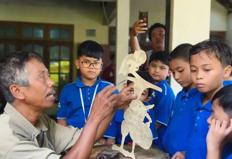 Murid SD Muhammadiyah PK Solo Belajar Tatah Sungging di Bantul