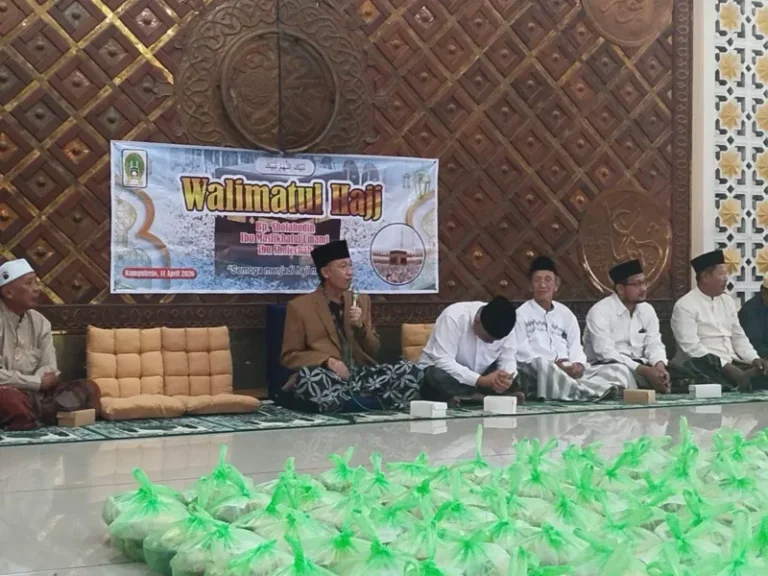 KH. Ahmad Baduhun Badawi menyampaikan mauidhoh hasanah dalam acara Walimatul Hajj Sholahuddin dan Keluarga menjelang keberangkatan ke Tanah Suci.