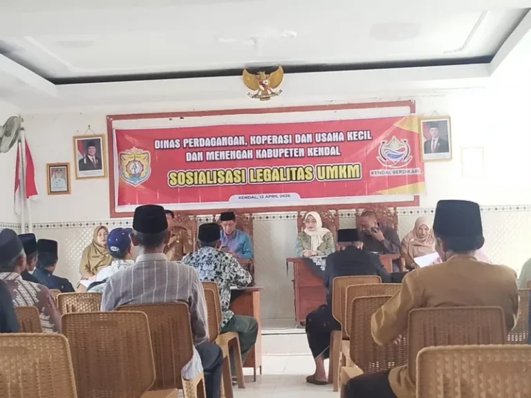 Suasana sosialisasi legalitas UMKM yang digelar Dinas Perdagangan, Koperasi, dan UKM Kabupaten Kendal, dihadiri anggota DPRD dan diikuti puluhan pelaku usaha.