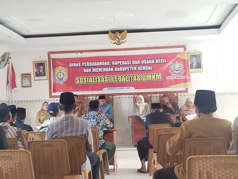 Suasana sosialisasi legalitas UMKM yang digelar Dinas Perdagangan, Koperasi, dan UKM Kabupaten Kendal, dihadiri anggota DPRD dan diikuti puluhan pelaku usaha.