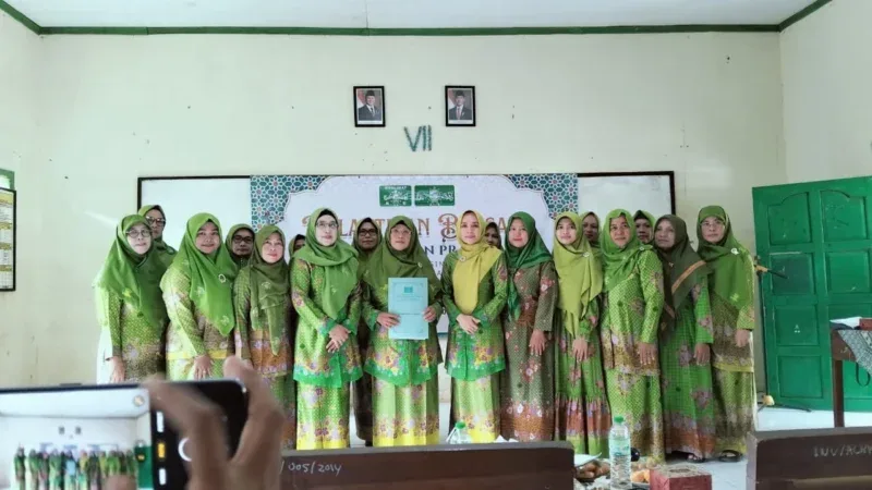 Pengurus Muslimat NU berfoto bersama usai pelantikan PAC dan ranting se-Kecamatan Singorojo di Aula MTs Al Hikmah Ngareanak, Sabtu (18/4/2026).
