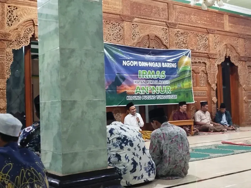 Suasana kegiatan Ngaji & Ngopi IRMAS An’nur di Masjid An’nur Kedung Pucung Tunggulsari yang diikuti tokoh agama, masyarakat, dan remaja pada Sabtu malam (18/4/2026).