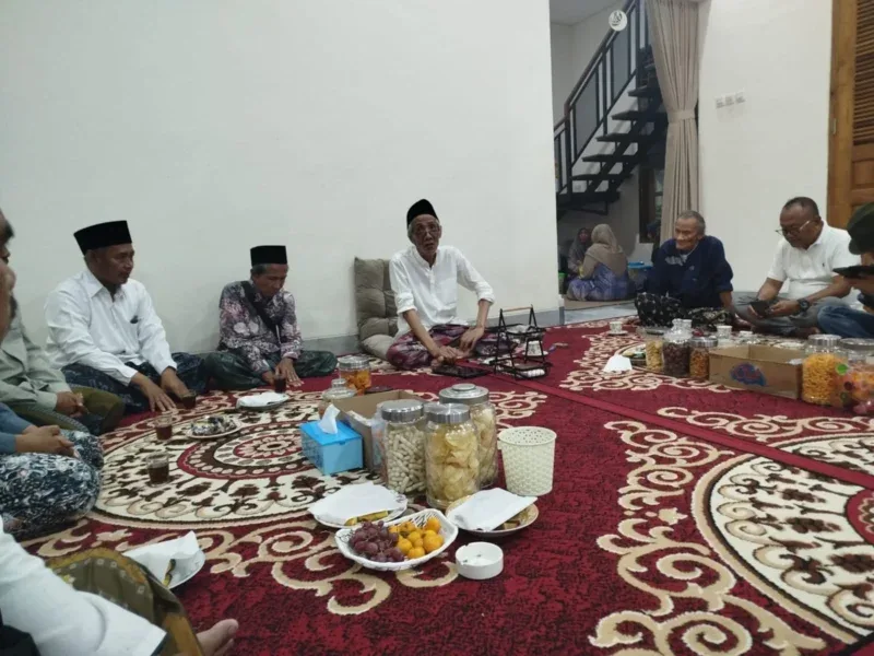 KH Ubaidillah Shodaqoh menerima tamu dan berdialog dengan masyarakat, mencerminkan sikap sederhana serta kedekatan dengan umat.