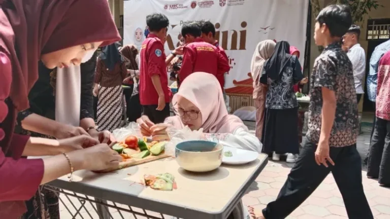 Siswa SMP Mutual rayakan Hari Kartini dengan lomba dan pakaian adat