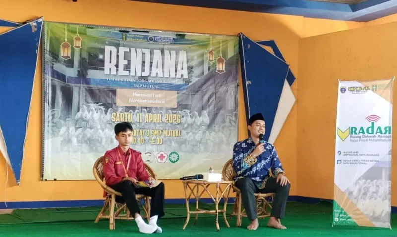 Ustaz Atto’ Maulana menyampaikan kajian dalam kegiatan halal bihalal pengurus organisasi SMP Mutual, sementara perwakilan siswa turut mendampingi dalam sesi dialog di aula sekolah.