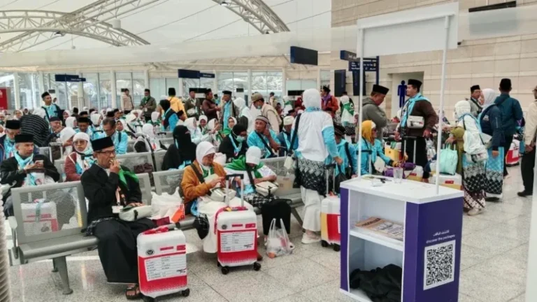 Jemaah haji kloter pertama tiba di Bandara Madinah dan disambut petugas setempat.