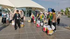 Jemaah Haji Kloter Pertama asal Embarkasi Yogyakarta tiba di Bandara Madinah dan keluar dari area kedatangan sambil membawa koper, Rabu (22/04/2026).