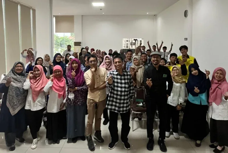 Foto bersama narasumber dan peserta Bimtek Kepenulisan Budaya Lokal Kendal usai kegiatan di Perpustakaan Daerah Kendal.