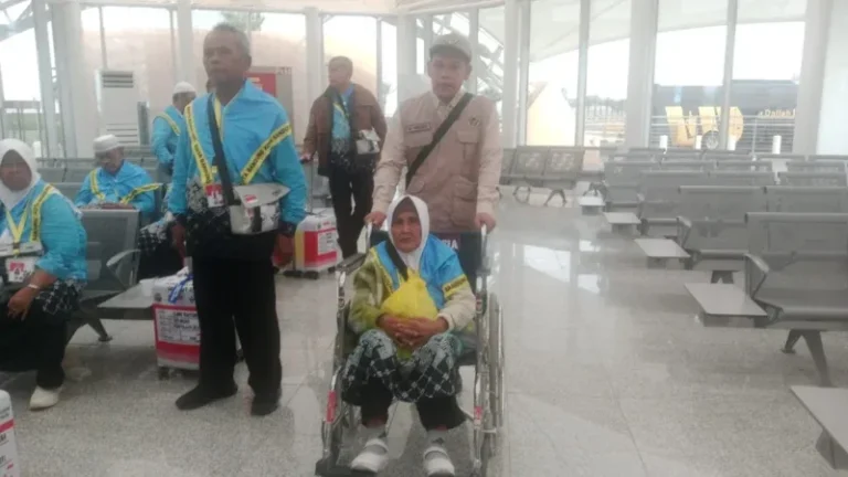 Marhati Emen Endjum, penjual ikan asin asal Bandung, tiba di Bandara Madinah dengan kursi roda setelah menempuh perjalanan panjang untuk menunaikan ibadah haji.