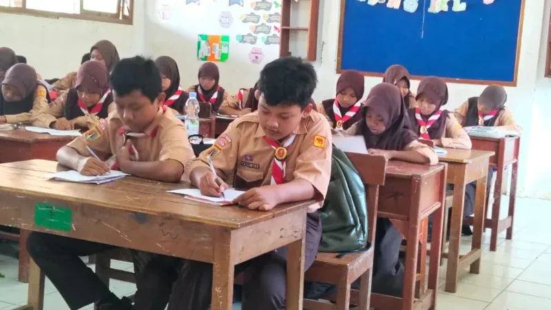 Siswa dan guru SMP N 2 Brangsong mengikuti kegiatan Jumat Literasi dengan menulis puisi bersama di teras kelas.