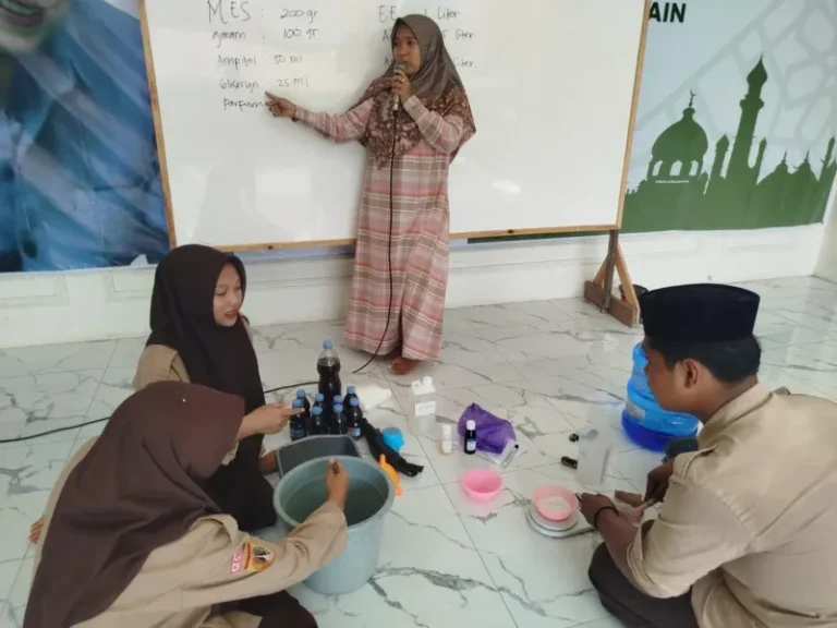 Siswa MA Sabilunnajah melakukan praktik pembuatan eco enzyme dari limbah kulit buah program MBG dengan pendampingan Umi Kholisoh.