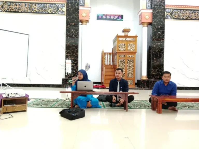 Narasumber dari perguruan tinggi menyampaikan materi saat kegiatan sosialisasi studi lanjut kepada siswa-siswi MA Darul Muqorrobin di Kendal, 23–25 April 2026.