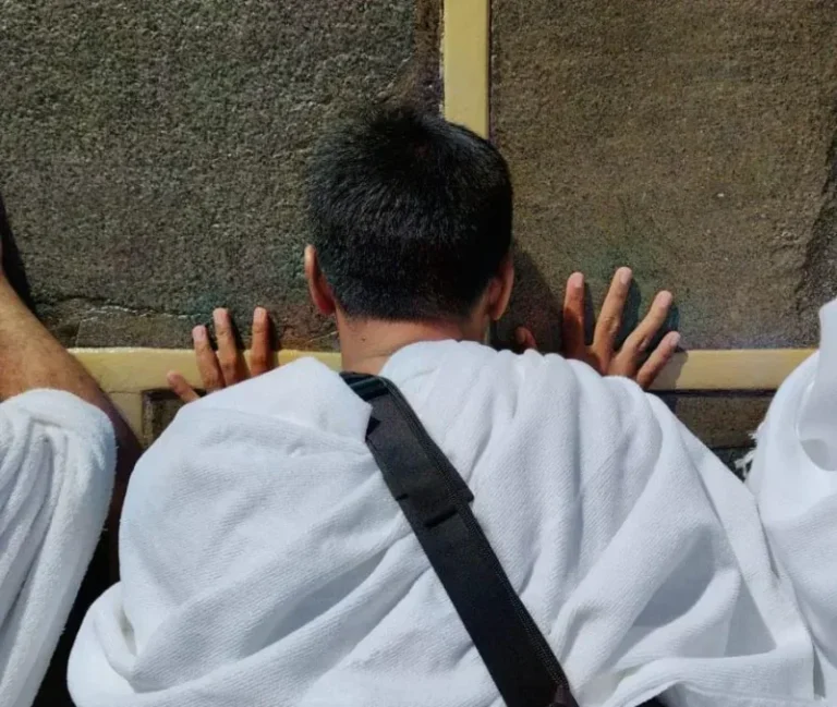 Jemaah haji Indonesia melaksanakan ibadah di depan Ka’bah, Masjidil Haram, Makkah, Arab Saudi.