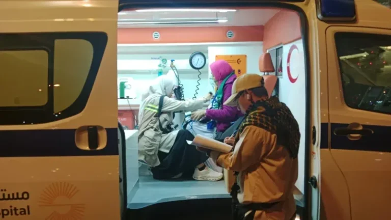 Dokter PPIH Arab Saudi Daker Bandara, Atika Nithasari, memberikan penanganan awal kepada jemaah asal Jakarta yang mengalami sesak napas di ambulans KKHI setibanya di Bandara Amir Muhammad bin Abdul Aziz (AMAA) Madinah, Minggu (26/4/2026). (Ahsan Fauzi/MCH 2026)
