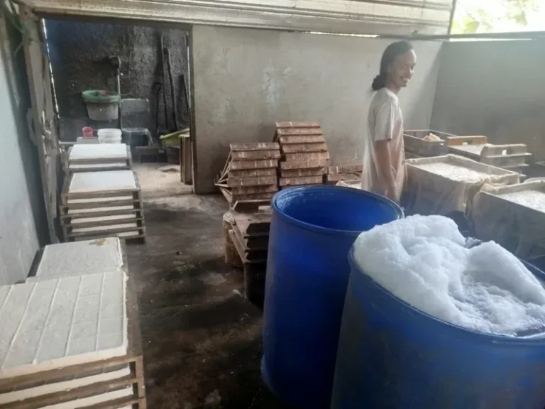 Pengusaha tahu di Kendal terpaksa mengecilkan ukuran produk akibat harga kedelai naik.