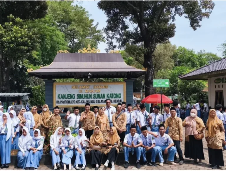 SMA NU 05 Brangsong Gelar Rihlah Syawal, Ziarah Wali dan Penguatan Tradisi Aswaja