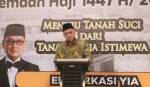 Wakil Ketua Komisi VIII DPR RI, Singgih Januratmoko saat memberi sambutan pada keberangkatan kloter perdana jemaah haji dari Embarkasi YIA.