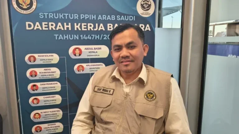 Staf Teknis Perhubungan KJRI Jeddah, Doddy Hendra Wijaya meninjau langsung Daerah Kerja (Daker) Bandara PPIH Arab Saudi, Jumat (01/05/2026). (Ahsan Fauzi/MCH 2026)