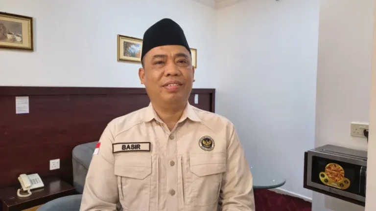 Kepala Daerah Kerja Bandara PPIH Arab Saudi 2026, Abdul Basir, menyampaikan keterangan terkait jemaah haji yang sempat pingsan di bandara sebelum meninggal di Madinah. (MCH 2026/Ahsan Fauzi)