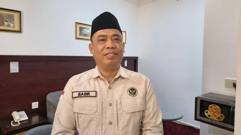 Kepala Daerah Kerja Bandara PPIH Arab Saudi 2026, Abdul Basir, menyampaikan keterangan terkait jemaah haji yang sempat pingsan di bandara sebelum meninggal di Madinah. (MCH 2026/Ahsan Fauzi)