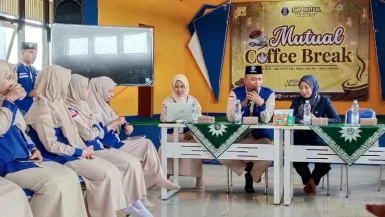 Kepala SMP Mutual Kota Magelang, Ahmad Haryanto, memberikan sambutan saat pelatihan public speaking dalam momentum Hardiknas 2026.