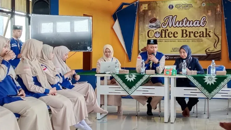 Kepala SMP Mutual Kota Magelang, Ahmad Haryanto, memberikan sambutan saat pelatihan public speaking dalam momentum Hardiknas 2026.