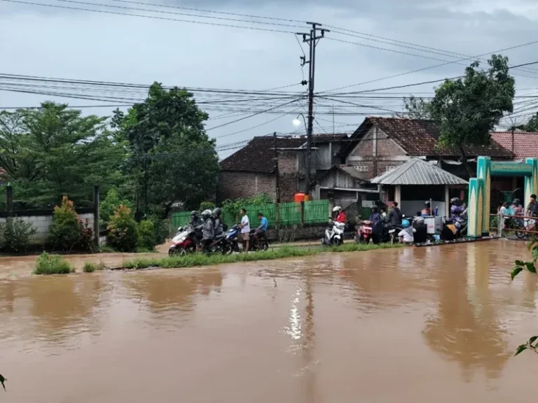 Kondisi Kali Aji meluap menyebabkan genangan dan kemacetan di Blorok