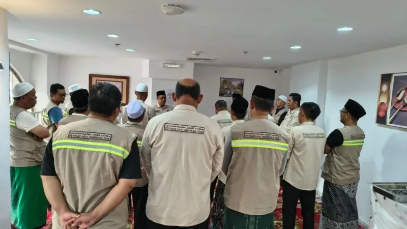Petugas Daker Bandara PPIH Arab Saudi 2026 menggelar salat ghaib dan doa bersama di Hotel Ajyal 3, Madinah, sebagai bentuk solidaritas untuk ibunda petugas yang wafat.
