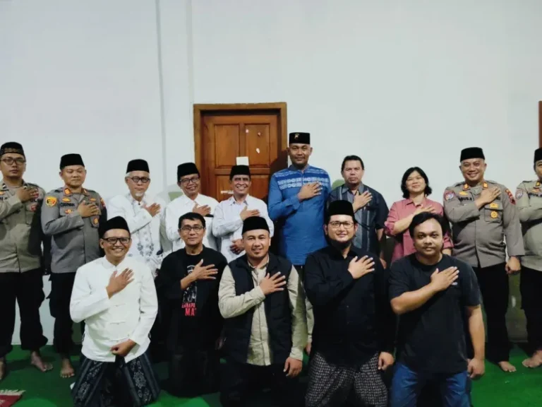 Ketua FKUB Kendal KH. Sajidin Noor bersama Kapolres Kendal AKBP Hendry Susanto Sianipar dan peserta Ngopi Bareng perdana di Botomulyo, Cepiring, Kamis (8/5).